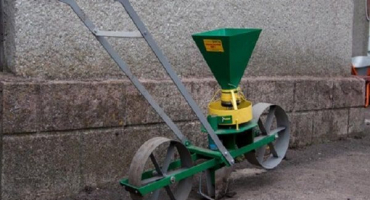 Jak si vybrat nebo vyrobit vlastní ruční secí stroj na česnek